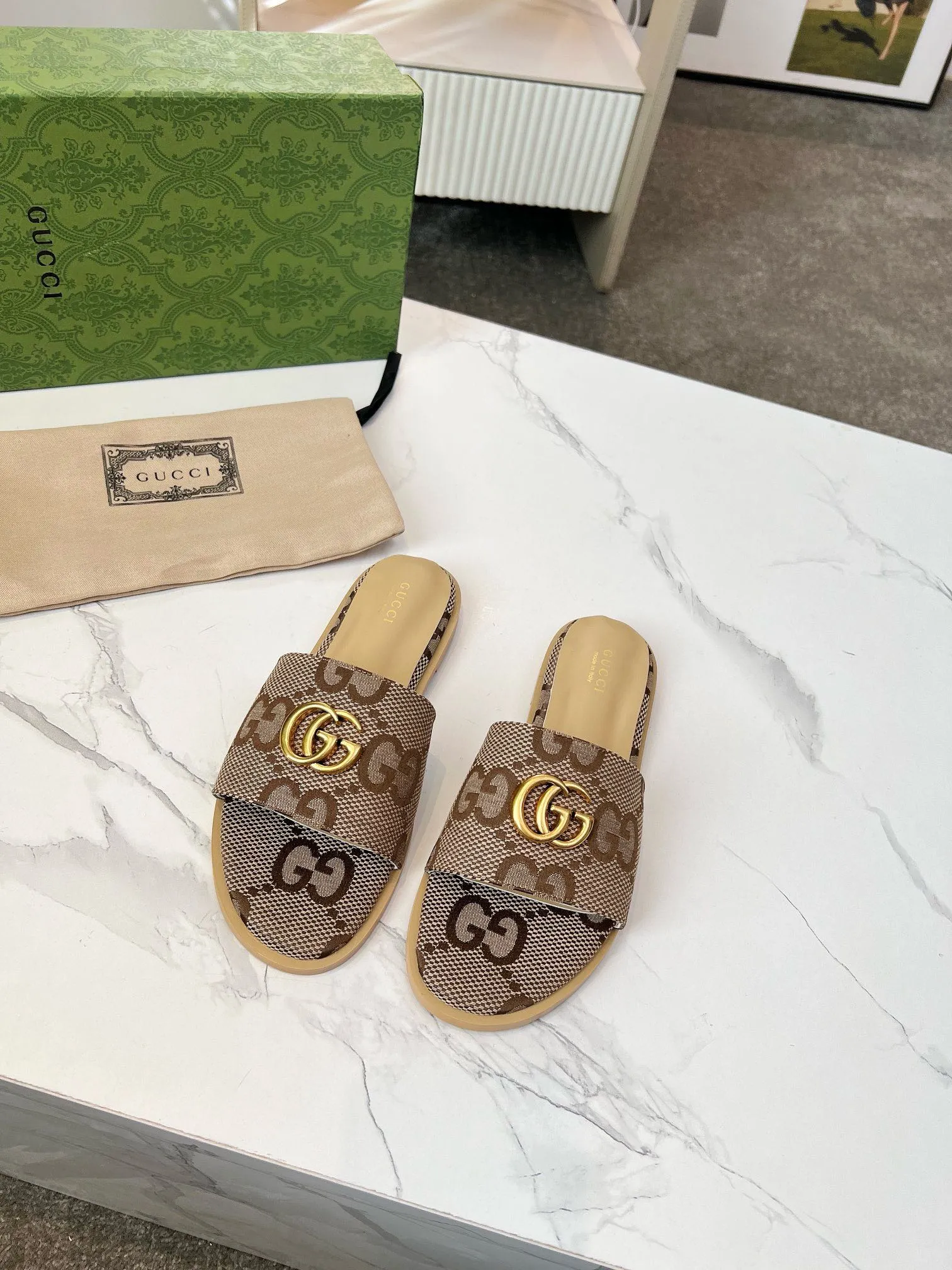 👟👟Ex-factory price 380👟👟 GUCCl 2025 spring and summer new style casual interlocking double G sandals for women. This piece is from the Gucci Lido collection, and its design is inspired by the summer style and beach clubs of the Italian coast. Archive designs from the 1970s infuse the brand with glory. Get inspired by this iconic era. The "Gucci March of Love" series continues to explore the aesthetic connotation of the brand's archived logos in a new way, while at the same time embracing the classic elegance and charm. Code Number: 35-43#